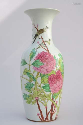 Un vase en porcelaine de Chine 'oiseaux et pivoines' (h61cm)