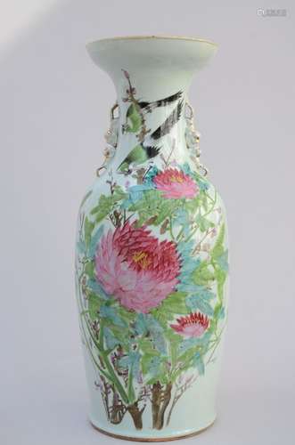 Un vase en porcelaine de Chine 'oiseaux et pivoines' (h59cm)