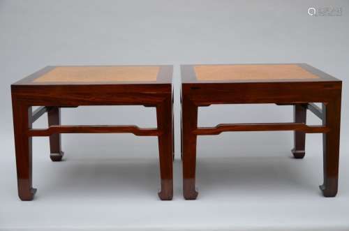 Une paire de tables d'appoint chinoises en bois dur (46x60x6...