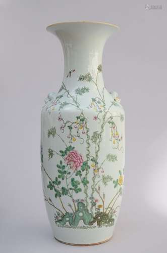 Un vase en porcelaine de Chine 'bambou, fleurs et fruits' (h...