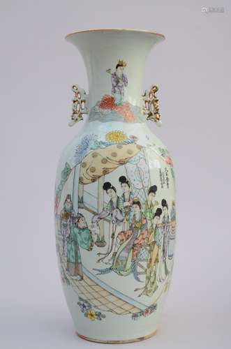 Un vase en porcelaine de Chine famille rose 'audience avec d...