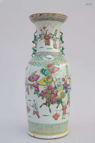 Un vase en porcelaine de Chine famille rose 'enfants jouants...