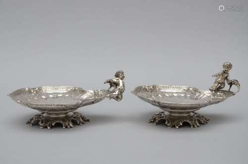 Une paire de présentoirs en argent de style Louis XV, Wolfer...