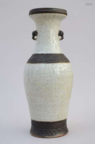 Un vase en porcelaine de Chine Nankin avec imitation bronze ...