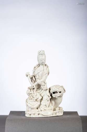 Statue chinoise en blanc de Chine 'guanyin assise sur un chi...