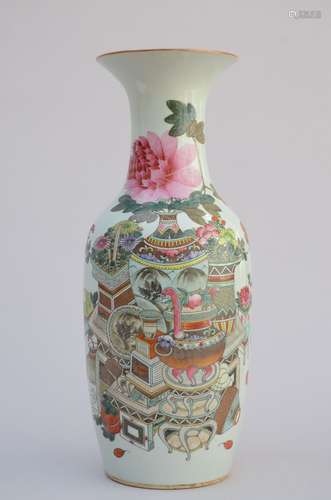 Un vase en porcelaine de Chine 'antiquités' (h58cm) (*)