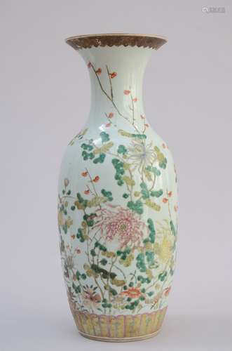 Un vase en porcelaine de Chine 'décor floral', marque (h58cm...