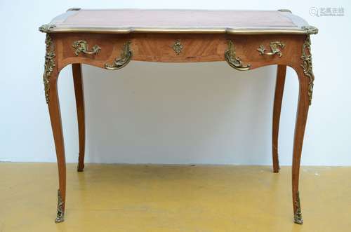 Un bureau de dame de style Louis XV (76x99x64cm)