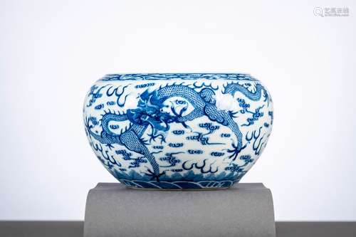 Un bol en porcelaine de Chine blancbleu 'dragons', marque Qi...