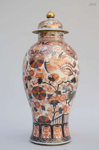 Un vase à couvercle en porcelaine de Samson Imari 'phenix' (...