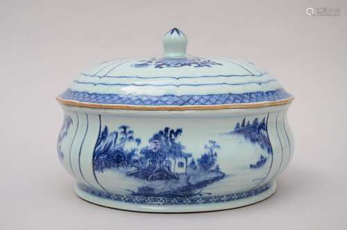 Une soupière ronde en porcelaine de Chine bleublanc, 18ième ...