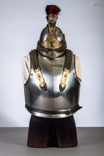 Une cuirasse française avec casque, modèle 1825 (h31cm et 51...