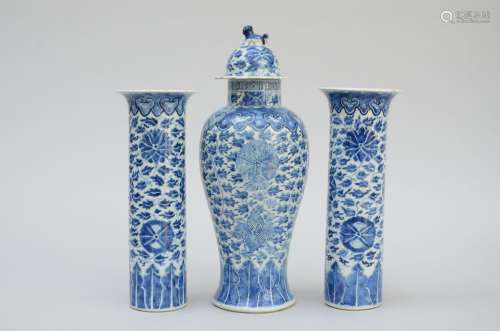 Trois vases en porcelaine de Chine blancbleu, 19ième siècle ...
