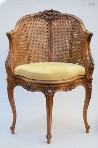 Une chaise de coin de style Louis XV (96x65x55cm)