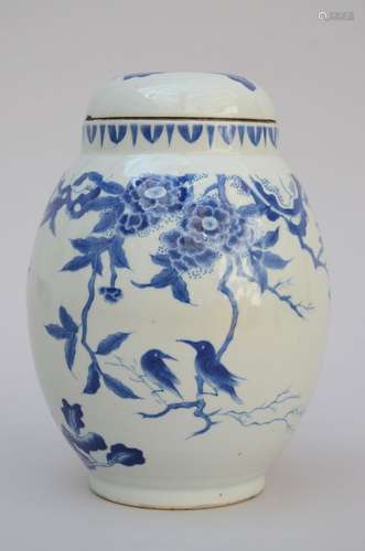 Une potiche porcelaine de Chine blancbleu, style transition ...