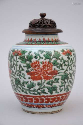 Un vase en porcelaine de chine wucai, fin de la dynastie Min...