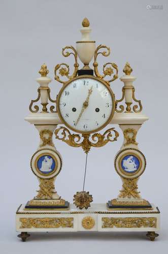 Pendule Louis XVI en marbre et bronze, plaquettes en Wedgwoo...