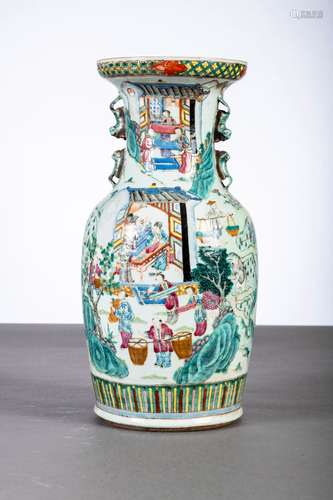 Un vase en porcelaine de Chine famille rose 'paysans' (h45cm...