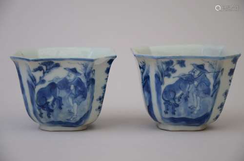 Deux tasses carrés en porcelaine de Chine bleu et blanc, épo...