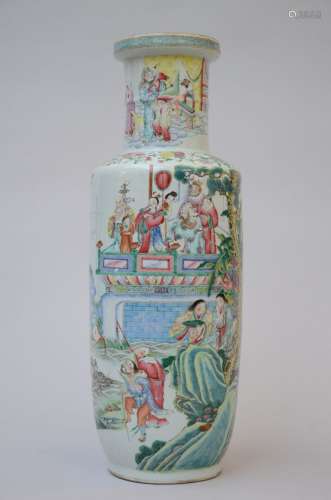 Grand vase rouleau en porcelaine de Chine famille rose 'immo...