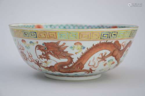 Une coupe en porcelaine de Chine 'dragons', marque (9x22cm) ...