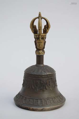 Une cloche tibetaine en bronze 'ghanta' (h17.5cm)