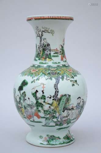 Un vase en porcelaine de Chine famille verte 'enfants jouant...