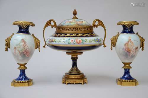 Une coupe en porcelaine + paire de vases en porcelaine de Sè...