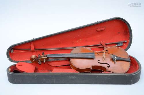 Violon avec archet dans son coffret (36cm) (*)