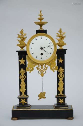 Pendule Louis XVI en marbre noir et bronze (46x26x8cm)