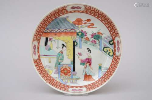 Une assiette en porcelaine de Chine famille rose 'dames dans...