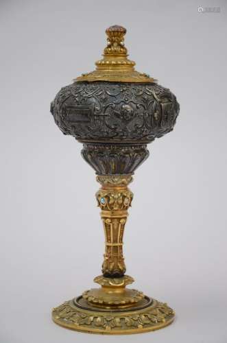Une coupe en bronze doré et argent 'exposition Gand 1878', p...