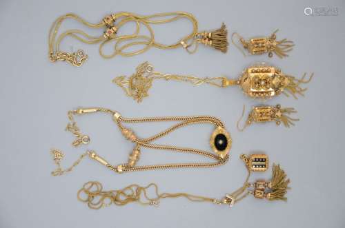 Lot: 4 colliers avec pendentifs en or + une paire de boucles...