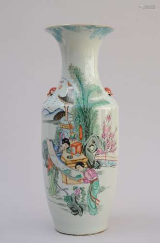 Un vase en porcelaine de Chine 'dames avec peinture' (h58cm)...