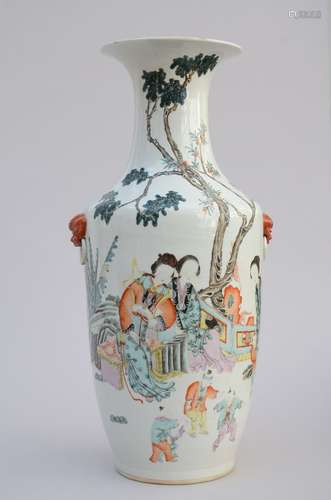 Un vase en porcelaine de Chine 'dames dans un paysage rocheu...