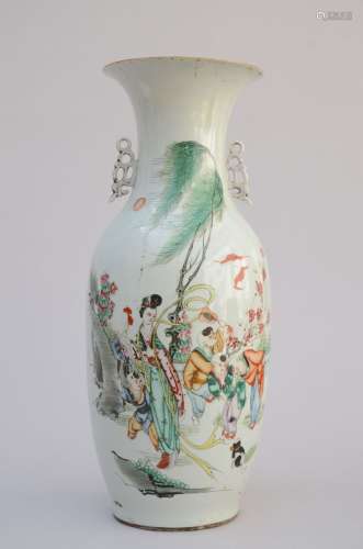 Un vase en porcelaine de Chine 'dame et enfants' (h57cm) (*)