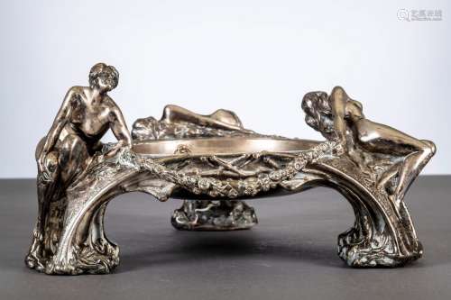 Arthur Bock: milieu de table en métal argenté 'trois nues', ...