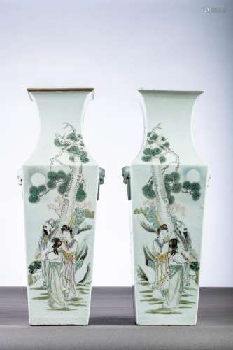 Paire de vases carrés en porcelaine de Chine 'personages et ...