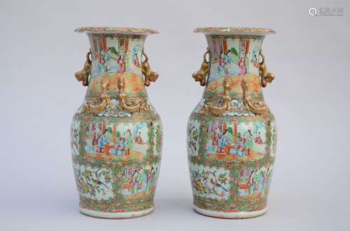 Une paire de vases chinoises en porcelaine de Canton (h35.5c...