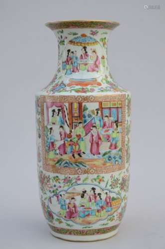 Un vase chinois en porcelaine de Chine 'personages' (h44,5cm...