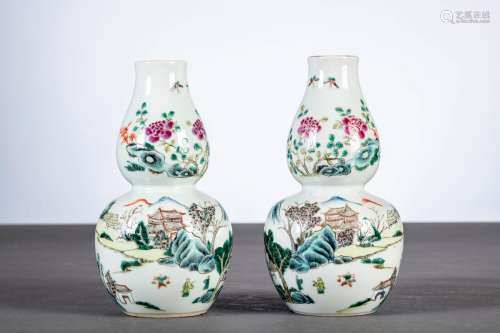 Une paire de vases double gourde en porcelaine de Chine fami...