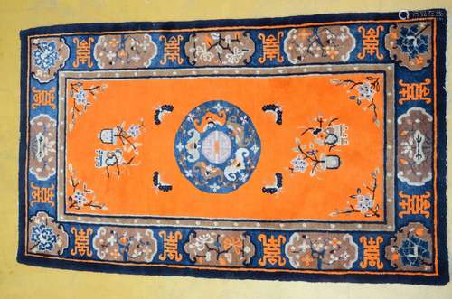 Un tapis chinois en laine avec fond orange (190x109cm)