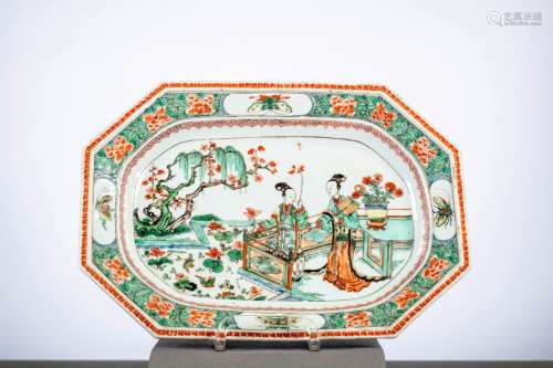 Plat octagonal en porcelaine de Chine famille verte 'dames é...