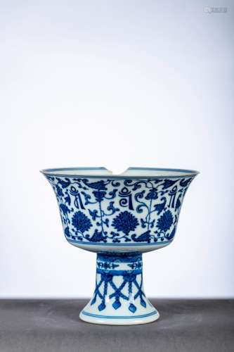 Gobelet imperial en porcelaine de Chine blancbleu avec carac...