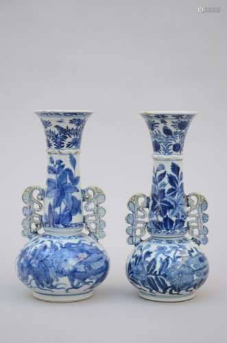 Paire de vases en porcelaine de Chine blancbleu d'après un m...