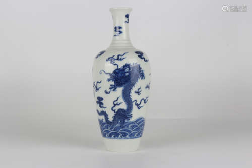 Qing Kangxi blue and white dragon vase