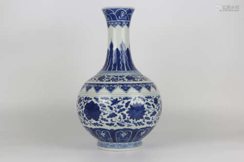 A blue and white Qing Qianlong vase