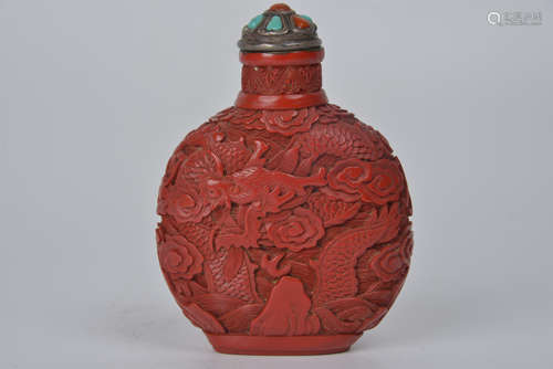 A carved lacquer snuff bottle