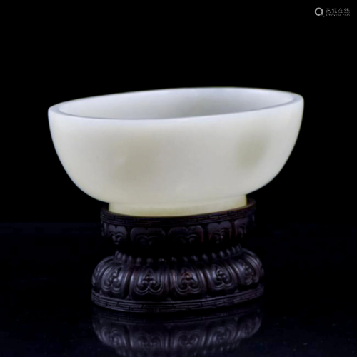 VERY FINE CARVED CHINESE JADE BOWL ON STAND