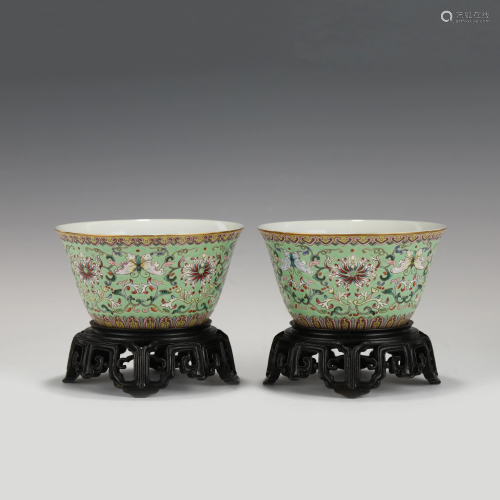 PAIR OF DAOGUANG FAMILLE ROSE BOWLS ON STAND